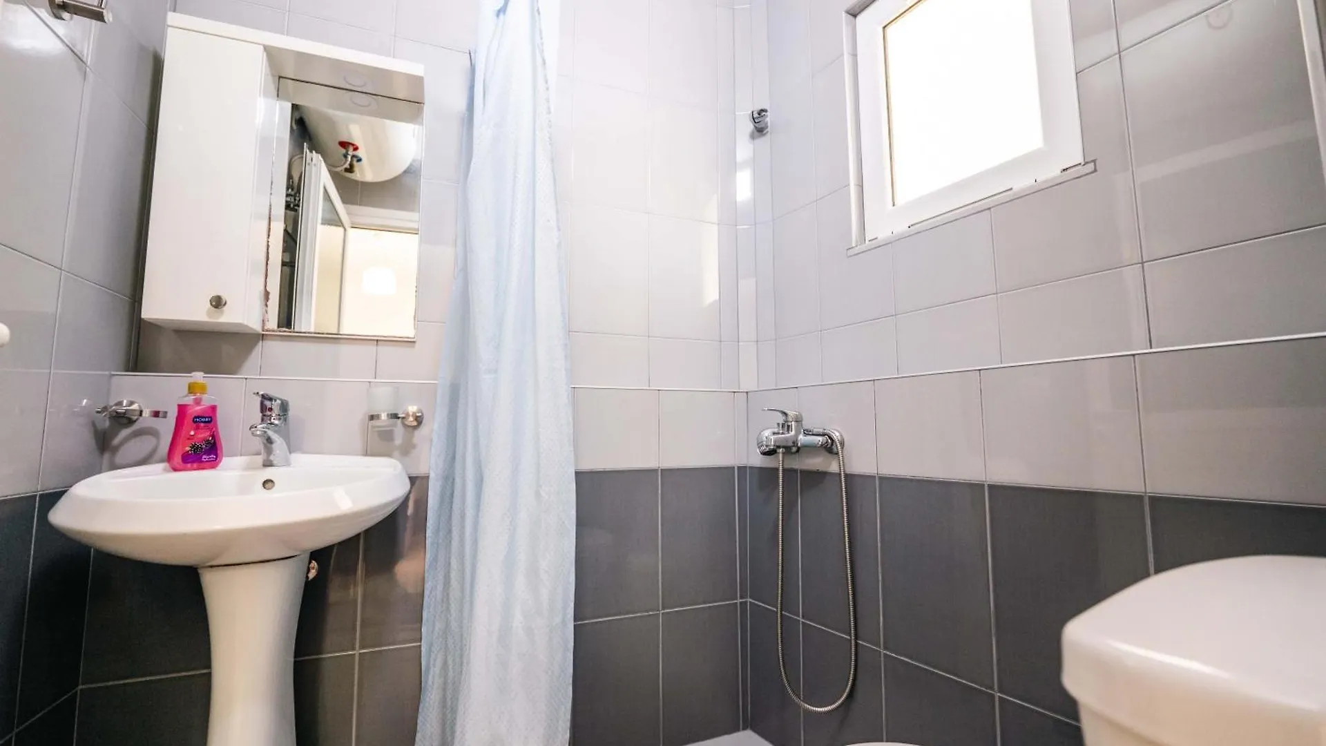 Guest house Guesthouse A&F Ksamil